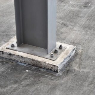 عمود معدني على شكل حرف H بالإنكليزية وبأسفله لوحة اسمنتية مستطيلة الشكل