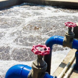 بركة مياه غير نظيفة وأنابيب زرقاء اللون