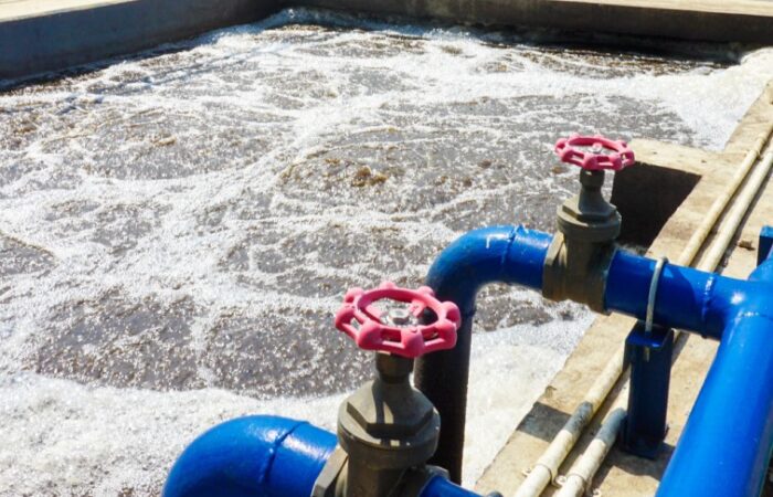 بركة مياه غير نظيفة وأنابيب زرقاء اللون