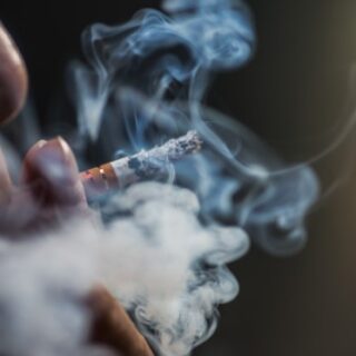 شخص بالغ يقوم بالتدخين