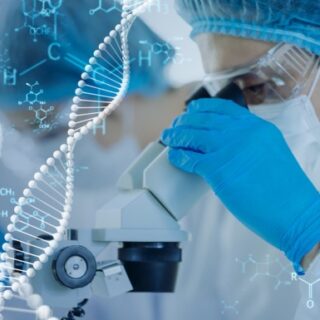 طبيب يرتدي نظارات واقية ويقوم بالنظر عبر الميكروسكوب