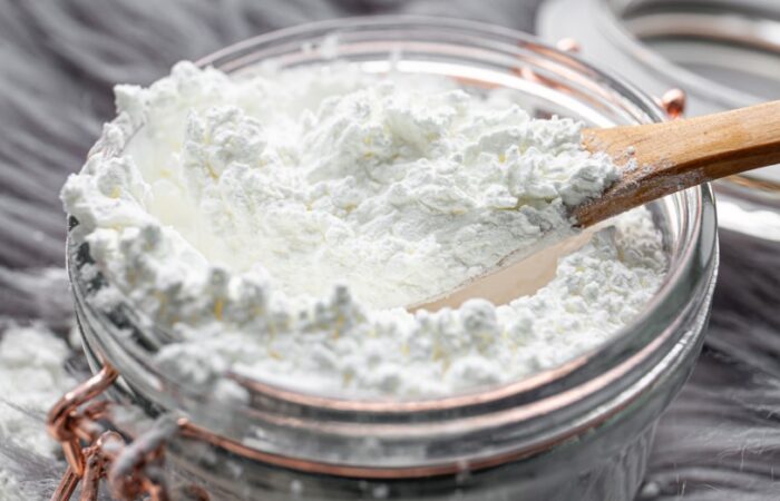 بودرة بيضاء اللون داخل عبوة شفافة