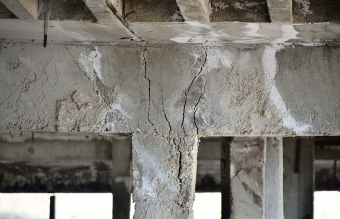 هيكل خرساني متعرض للتشققات والشروخ