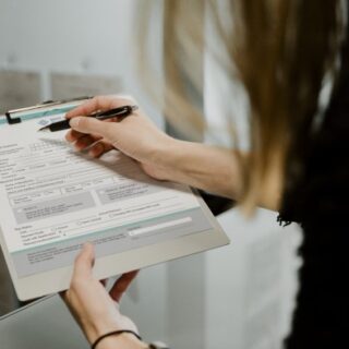 امرأة تقوم بالكتابة على ورقة سيرة ذاتية