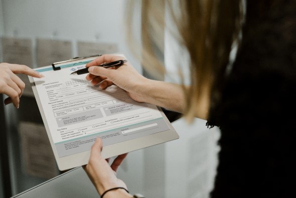 امرأة تقوم بالكتابة على ورقة سيرة ذاتية