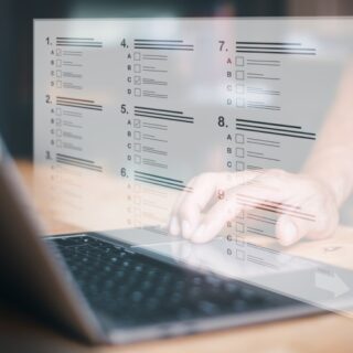 شخص يقوم بالعمل على جهاز اللابتوب