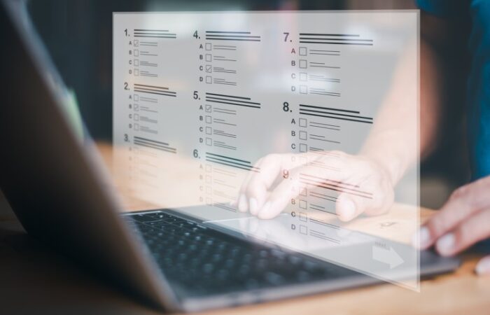 شخص يقوم بالعمل على جهاز اللابتوب