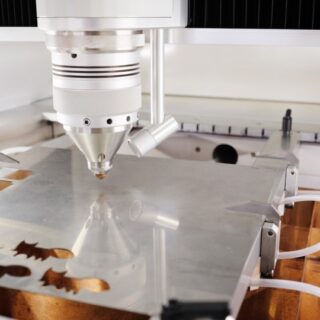 آلة حفر باستخدام تقنية التفريغ الكهربائي على شكل مخروط رأسه مدبب وأسفله صفيحة معدنية