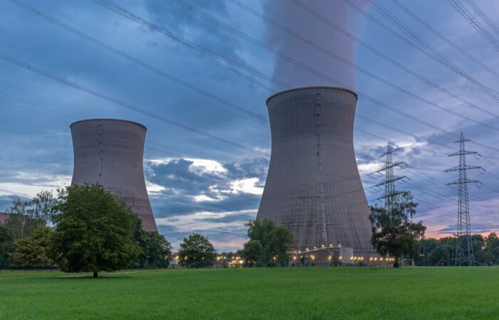 مدخنتين لمفاعل نووي لتوليد الطاة الكهربائية