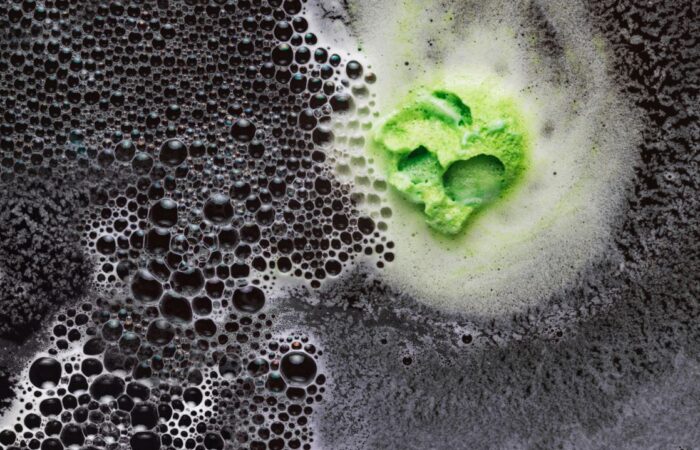 سائل رغوي حول قطعة ايس كريم خضراء