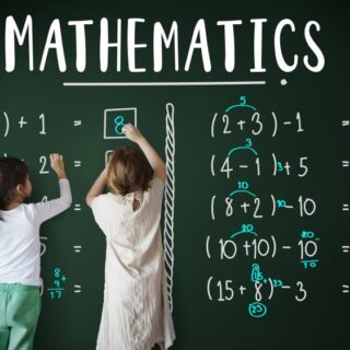 فتاتان تحلان مسائل رياضيات على السبورة