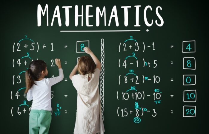 فتاتان تحلان مسائل رياضيات على السبورة