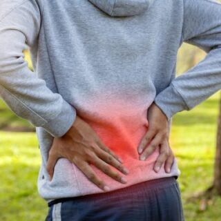 شخص يضع يديه أسفل ظهره