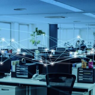 مكتب عمل يضم أجهزة حاسوب وطابعات