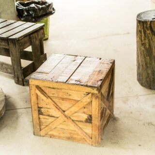 صناديق وطاولة وكراسي خشبية