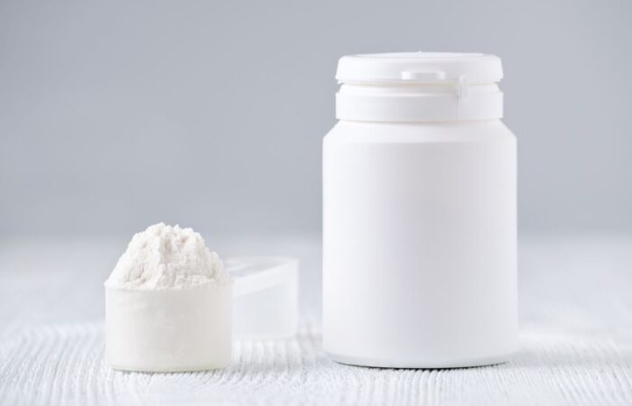 مسحوق أبيض موجود ضمن علبة بلاستيكية بيضاء