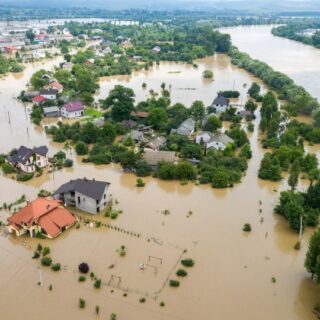بلدة صغيرة مغمورة بمياه النهر الطينية المجاور لها