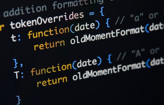 لغة برمجة مكتوبة على شاشة سوداء وتظهر كلمة مهام مكتوبة باللغة الإنكليزية