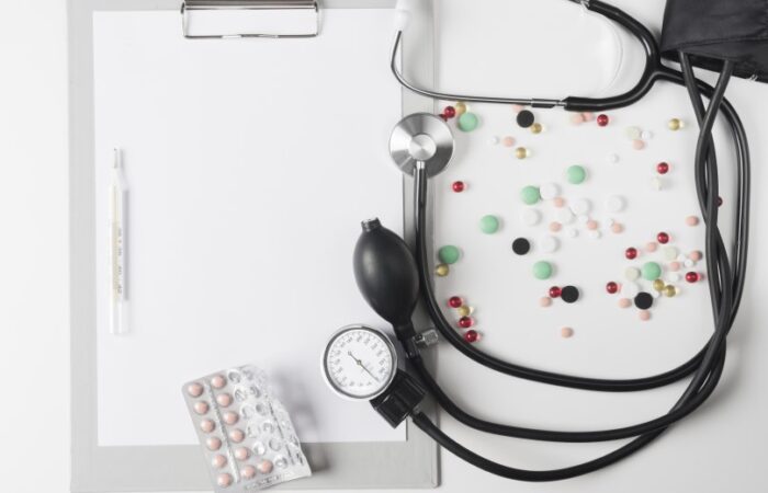 جهاز قياس ضغط الدم وحبوب أدوية ملونة