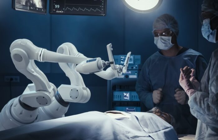 روبوت آلي ضمن غرفة مظلمة بجانب طبيبين وشخص مستلقي على السرير