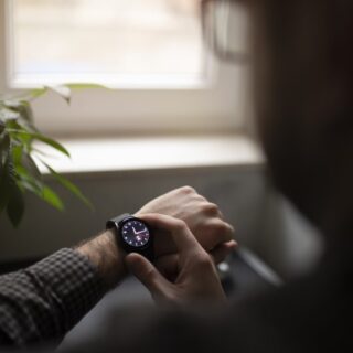 رجل ينظر إلى ساعة اليد