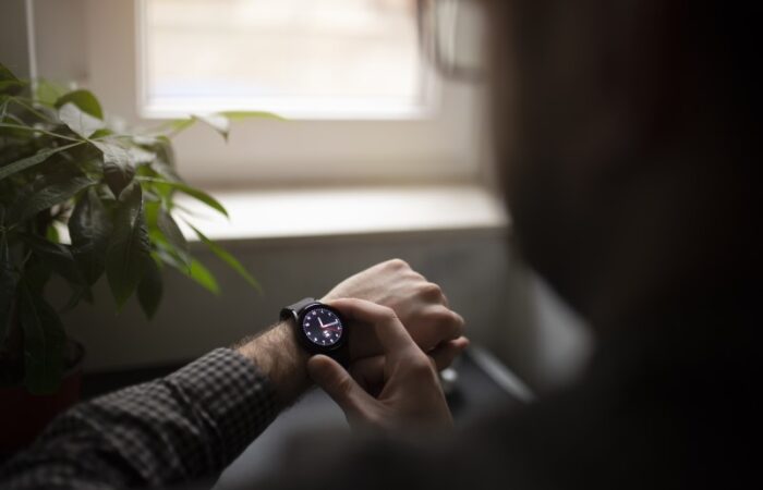 رجل ينظر إلى ساعة اليد