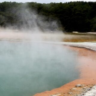 تصاعد بخار الماء من البحيرة