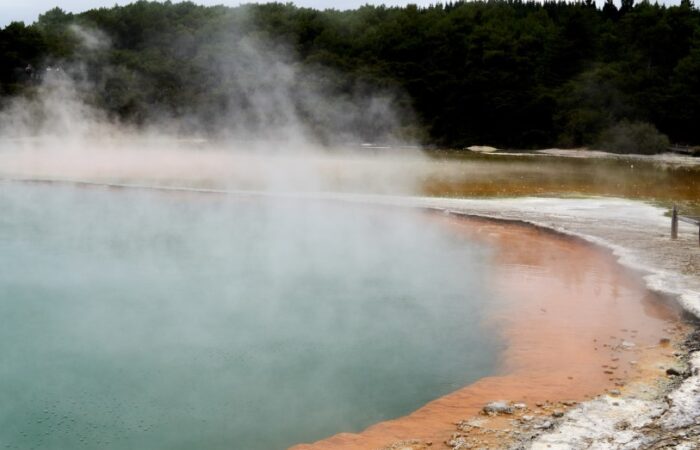تصاعد بخار الماء من البحيرة