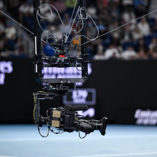 كاميرا تصوير معلقة بأسلاك في أحد الملاعب