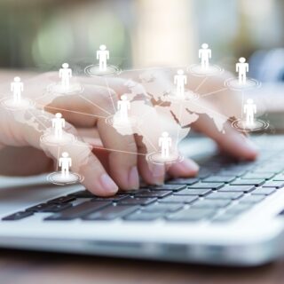 أصابع فتاة تقوم بالنقر على لوحة المفاتيح لكمبيوتر محمول