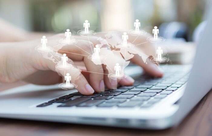 أصابع فتاة تقوم بالنقر على لوحة المفاتيح لكمبيوتر محمول