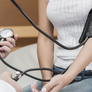 شخص يقيس ضغط دم امرأة