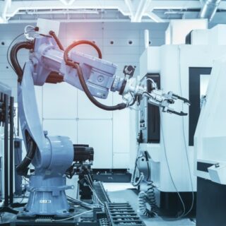 روبوت آلي في معمل