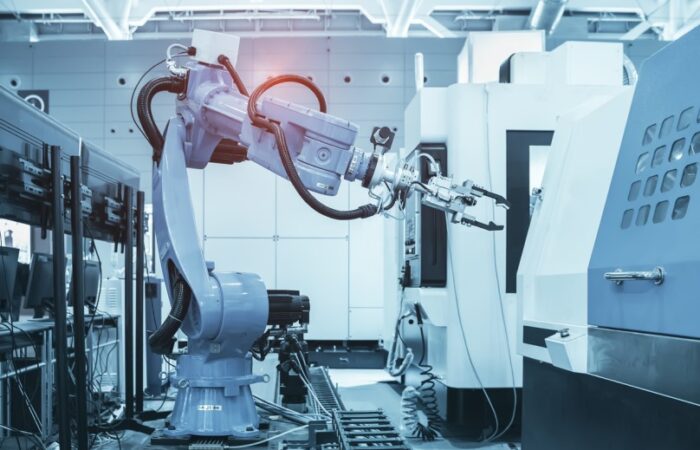 روبوت آلي في معمل