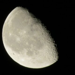 قمر الكرة الأرضية يظهر نصفه مضاء والنصف الآخر مُظلم