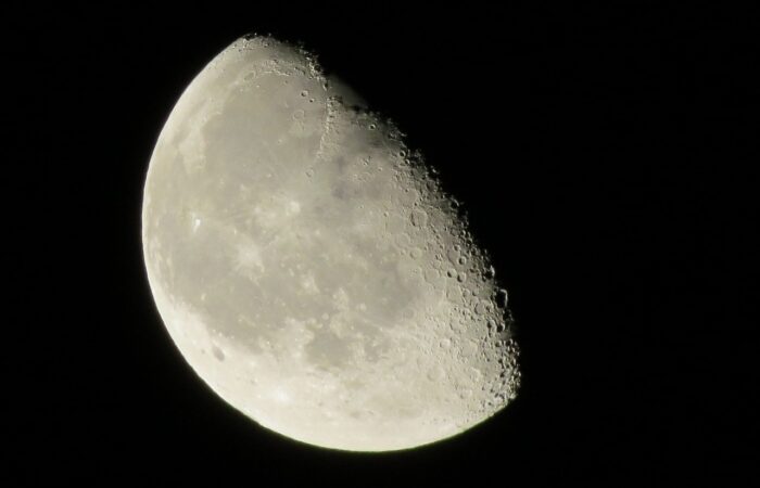 قمر الكرة الأرضية يظهر نصفه مضاء والنصف الآخر مُظلم