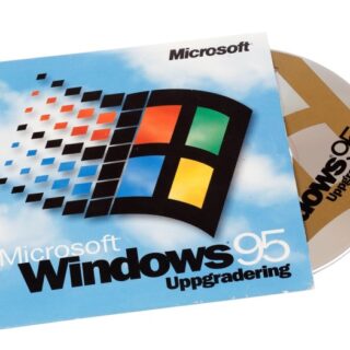 كلمة Windows 95 بالإنكليزية ومربعات ملونة بالأحمر والأصفر والأزرق والأخضر