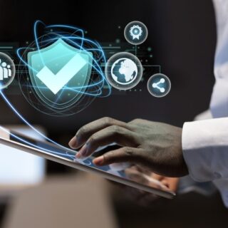 رجل يحمل بيده أيباد ويوجد تطبيقات متعددة حول الأيباد وإشارة صح في المنتصف