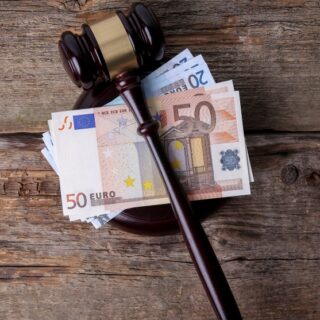 أوراق نقدية من فئة الخمسين يورو وفوقها مطرقة