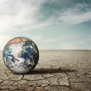 أرض متشققة وبجانبها دائرة كروية الشكل وهي الأرض