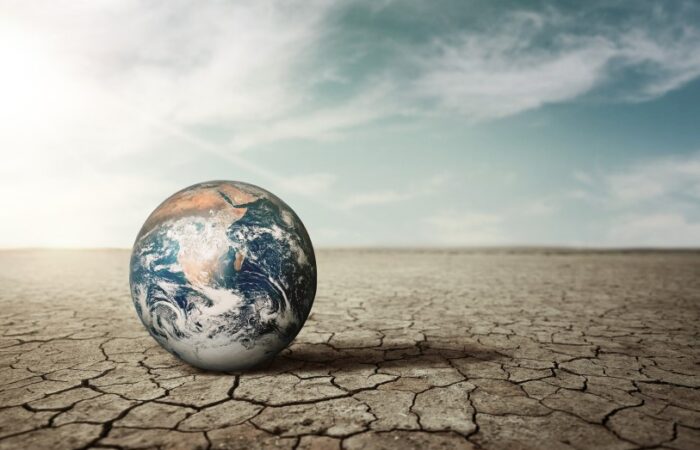 أرض متشققة وبجانبها دائرة كروية الشكل وهي الأرض