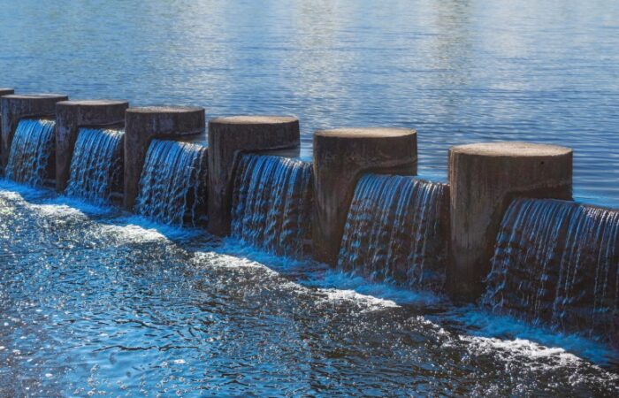 مياه تنحدر من بين فتحات سد صغير