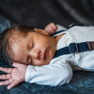 طفل رضيع نائم