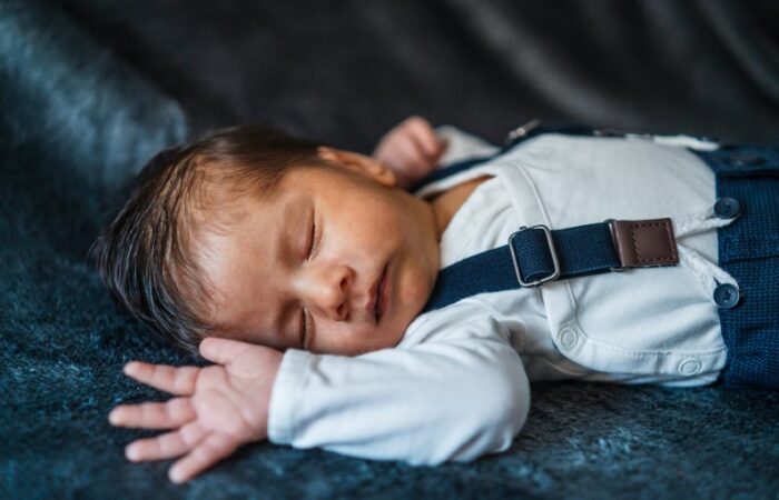 طفل رضيع نائم