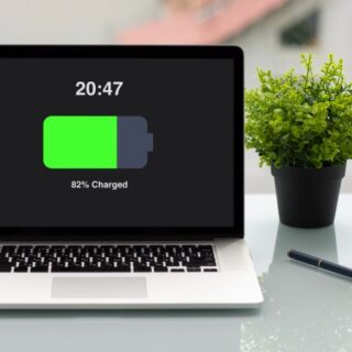 لابتوب مرسوم على شاشته بطارية لونها أخضر