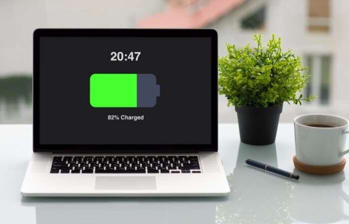 لابتوب مرسوم على شاشته بطارية لونها أخضر