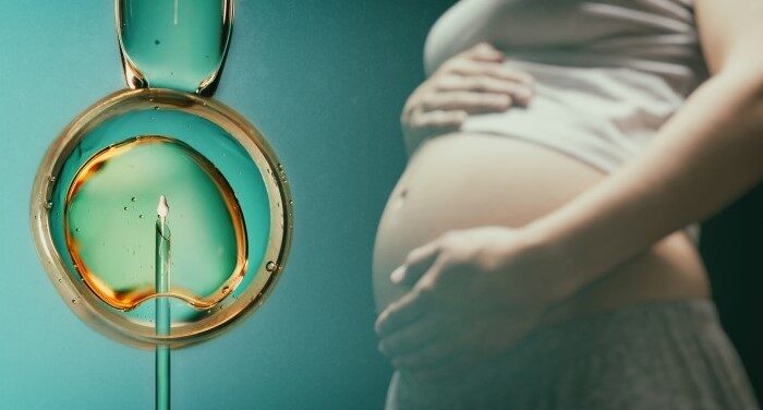 امرأة حامل تضع يدها على بطنها وبجانبها رسم لجهاز تلقيح البويضة بالإبرة