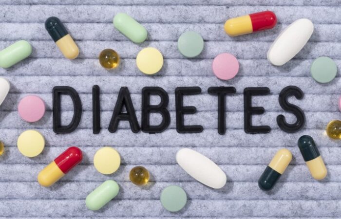 حبوب أدوية متنوعة وتتوسطها كلمة مكتوبة بالإنكليزية Diabetes