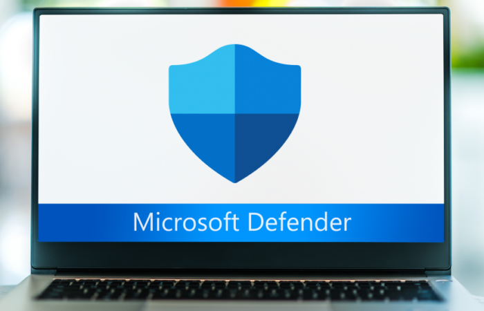 لابتوب مرسوم على شاشته شعار حماية ومكتوب بالإنكليزية كلمة Microsoft Defender