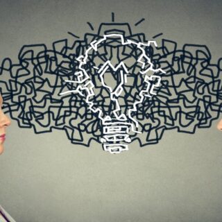 شاب وامرأة ينظران إلى بعضهما البعض ويتبادلان أفكارهما ويتوصلان معًا